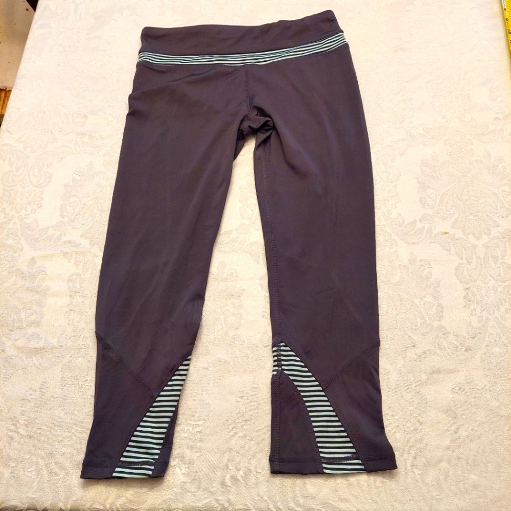 Blue Saks Fifth Ave gray striped athletic cropped legging. Size medium